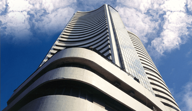 Sensex Holds 32000; Banks Top Gainers